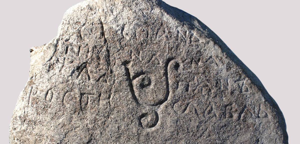 C сайта Artefact https://ar.culture.ru/ru/subject/kamen-s-vladelcheskim-znakom